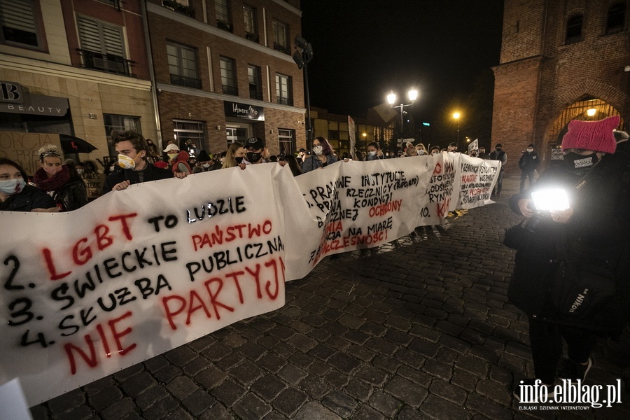 "Wyp..."po raz kolejny nioso si poulicach Elblga. Manifestujcym towarzyszya MartaLempart, fot. 33