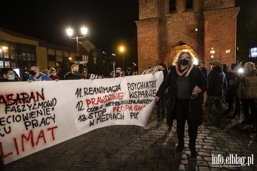 "Wyp..."po raz kolejny nioso si poulicach Elblga. Manifestujcym towarzyszya MartaLempart, fot. 34