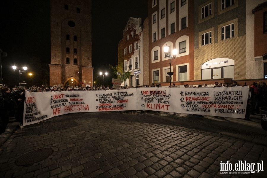 "Wyp..."po raz kolejny nioso si poulicach Elblga. Manifestujcym towarzyszya MartaLempart, fot. 35