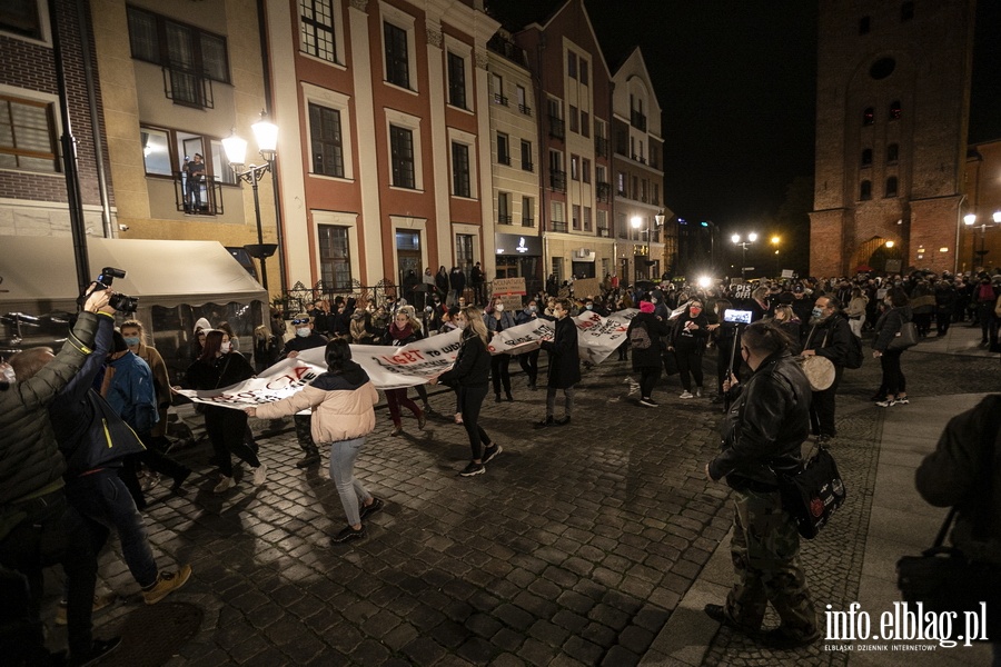 "Wyp..."po raz kolejny nioso si poulicach Elblga. Manifestujcym towarzyszya MartaLempart, fot. 36