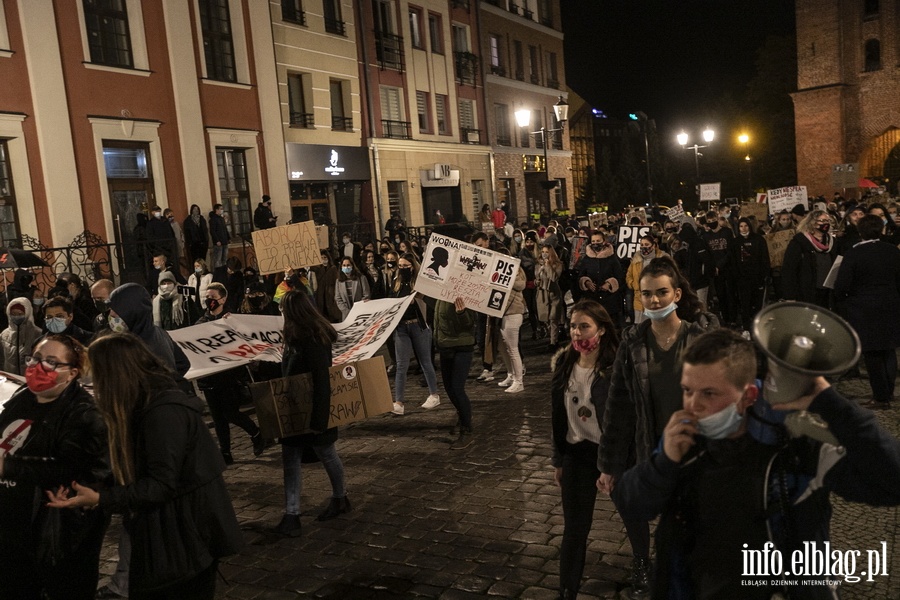 "Wyp..."po raz kolejny nioso si poulicach Elblga. Manifestujcym towarzyszya MartaLempart, fot. 37