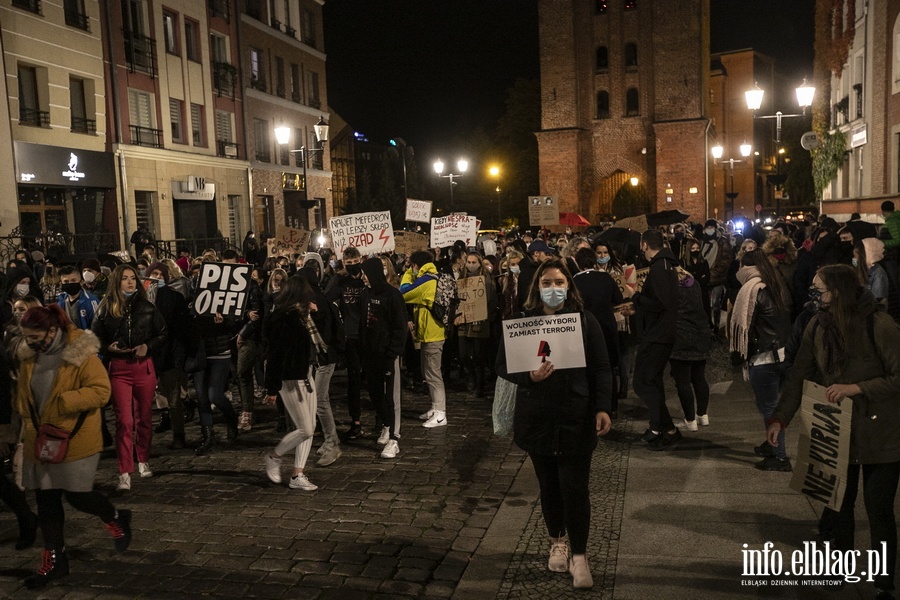 "Wyp..."po raz kolejny nioso si poulicach Elblga. Manifestujcym towarzyszya MartaLempart, fot. 38