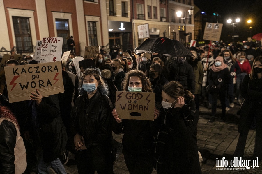 "Wyp..."po raz kolejny nioso si poulicach Elblga. Manifestujcym towarzyszya MartaLempart, fot. 39