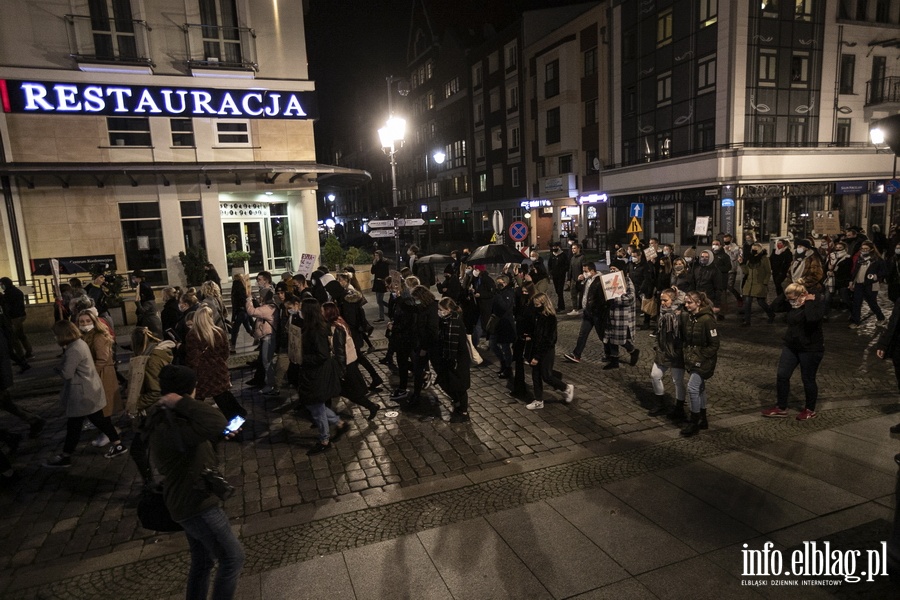 "Wyp..."po raz kolejny nioso si poulicach Elblga. Manifestujcym towarzyszya MartaLempart, fot. 40