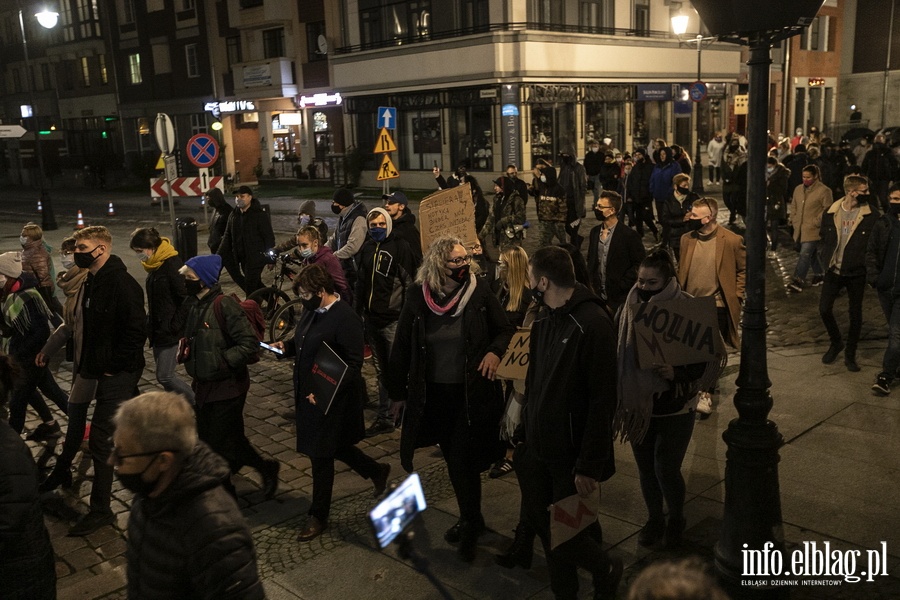 "Wyp..."po raz kolejny nioso si poulicach Elblga. Manifestujcym towarzyszya MartaLempart, fot. 41