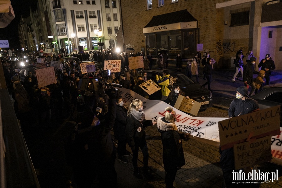 "Wyp..."po raz kolejny nioso si poulicach Elblga. Manifestujcym towarzyszya MartaLempart, fot. 42