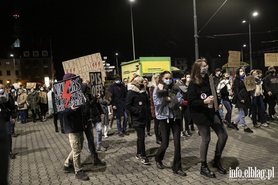 "Wyp..."po raz kolejny nioso si poulicach Elblga. Manifestujcym towarzyszya MartaLempart, fot. 46