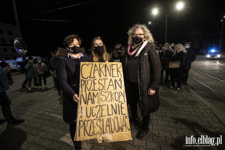 "Wyp...ć" po raz kolejny niosło się po ulicach Elbląga. Manifestującym towarzyszyła Marta Lempart, fot. 49