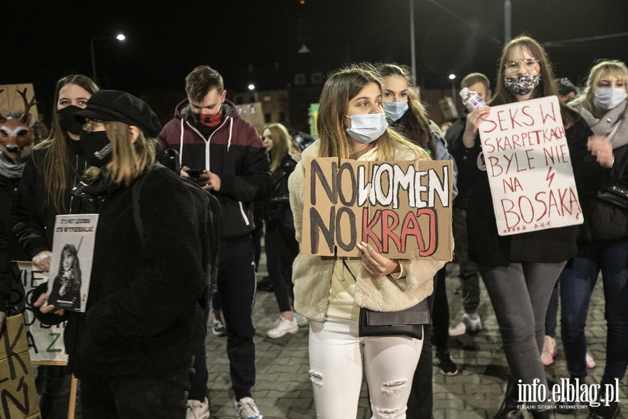 "Wyp..."po raz kolejny nioso si poulicach Elblga. Manifestujcym towarzyszya MartaLempart, fot. 50