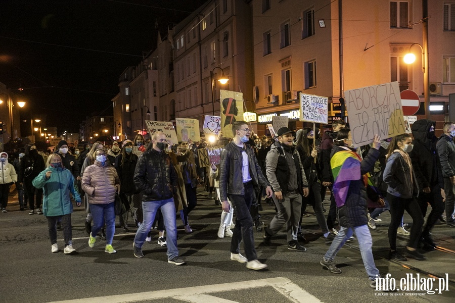 "Wyp..."po raz kolejny nioso si poulicach Elblga. Manifestujcym towarzyszya MartaLempart, fot. 51