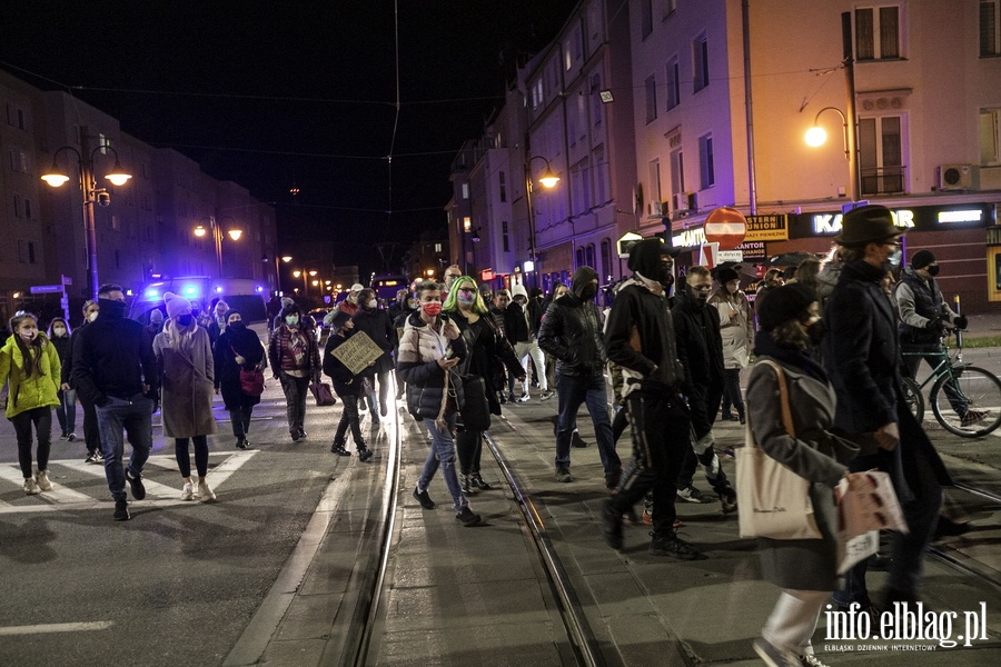 "Wyp..."po raz kolejny nioso si poulicach Elblga. Manifestujcym towarzyszya MartaLempart, fot. 53