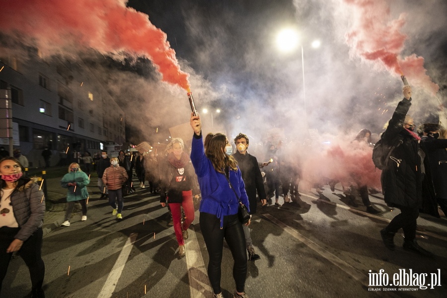 "Wyp..."po raz kolejny nioso si poulicach Elblga. Manifestujcym towarzyszya MartaLempart, fot. 55