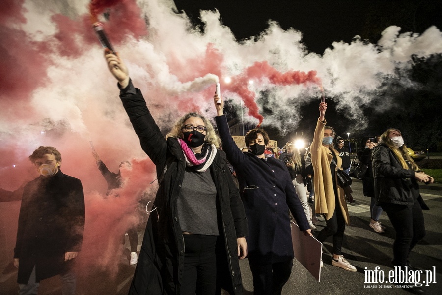 "Wyp..."po raz kolejny nioso si poulicach Elblga. Manifestujcym towarzyszya MartaLempart, fot. 56