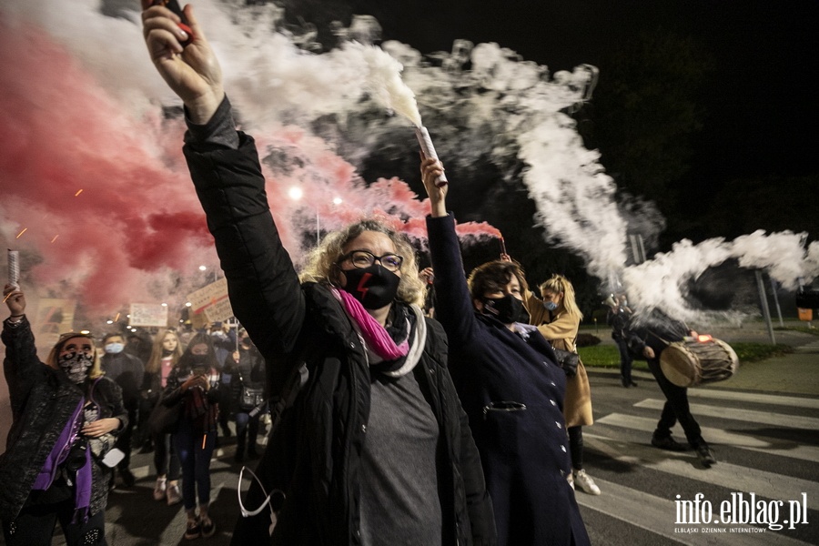 "Wyp..."po raz kolejny nioso si poulicach Elblga. Manifestujcym towarzyszya MartaLempart, fot. 57