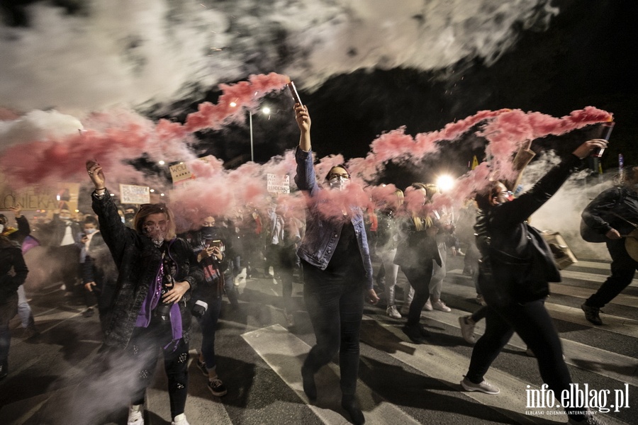 "Wyp..."po raz kolejny nioso si poulicach Elblga. Manifestujcym towarzyszya MartaLempart, fot. 58