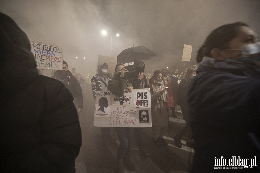 "Wyp..."po raz kolejny nioso si poulicach Elblga. Manifestujcym towarzyszya MartaLempart, fot. 59