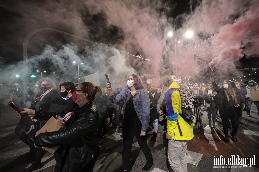 "Wyp..."po raz kolejny nioso si poulicach Elblga. Manifestujcym towarzyszya MartaLempart, fot. 60