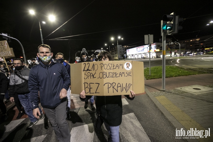 "Wyp..."po raz kolejny nioso si poulicach Elblga. Manifestujcym towarzyszya MartaLempart, fot. 62