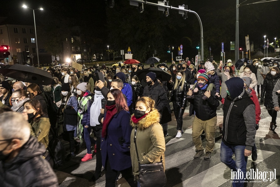 "Wyp..."po raz kolejny nioso si poulicach Elblga. Manifestujcym towarzyszya MartaLempart, fot. 63