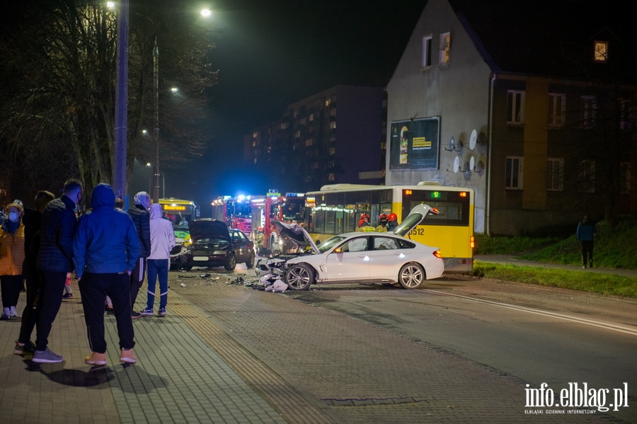 Wypadek trzech aut z autobusem przy Aleja Odrodzenia, fot. 1