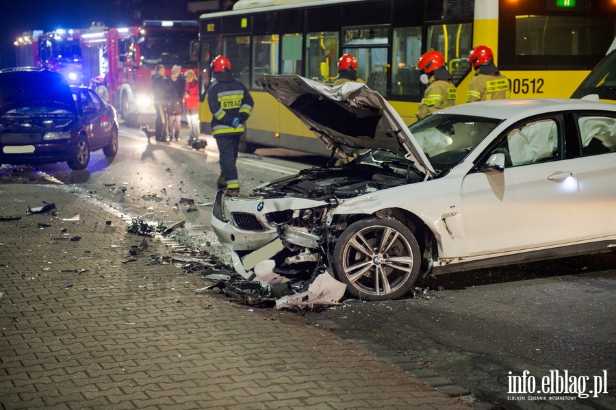 Wypadek trzech aut z autobusem przy Aleja Odrodzenia, fot. 2