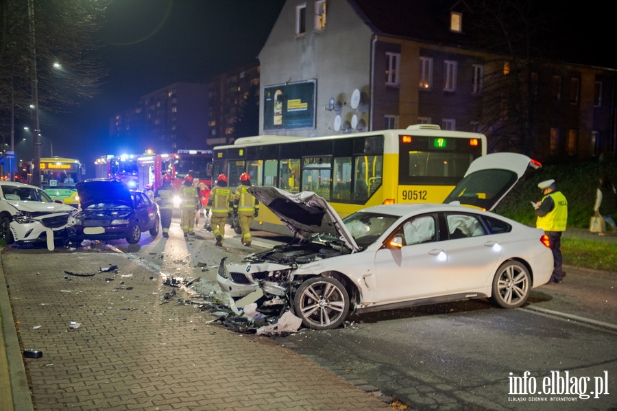 Wypadek trzech aut z autobusem przy Aleja Odrodzenia, fot. 3