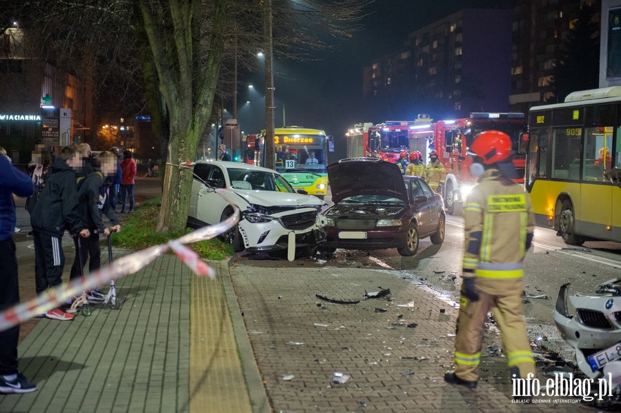 Wypadek trzech aut z autobusem przy Aleja Odrodzenia, fot. 4