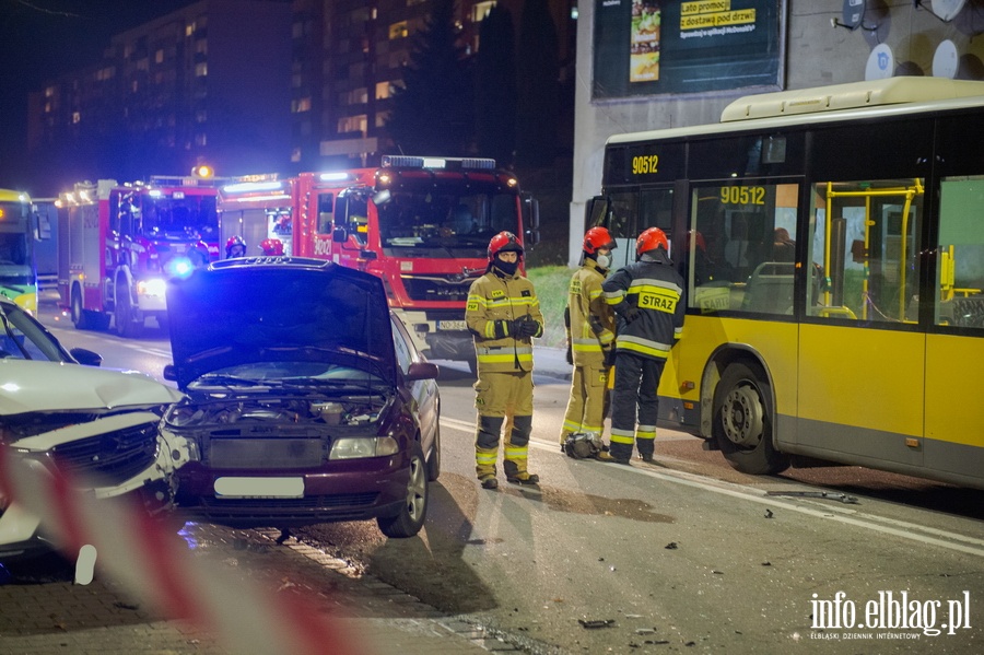 Wypadek trzech aut z autobusem przy Aleja Odrodzenia, fot. 8