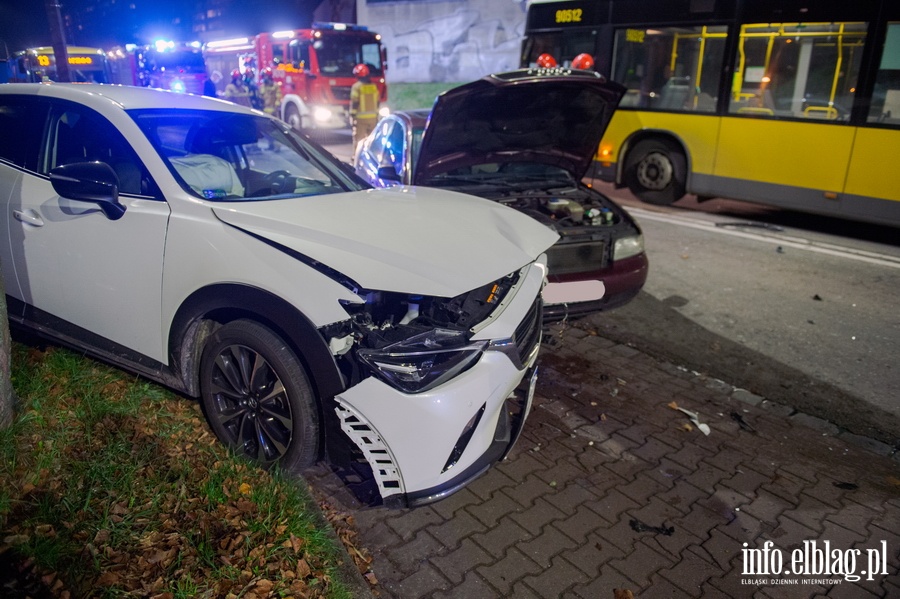 Wypadek trzech aut z autobusem przy Aleja Odrodzenia, fot. 9