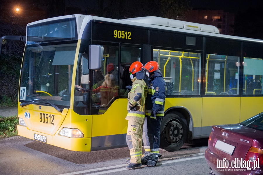 Wypadek trzech aut z autobusem przy Aleja Odrodzenia, fot. 12