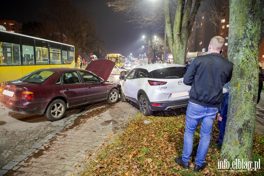 Wypadek trzech aut z autobusem przy Aleja Odrodzenia, fot. 13