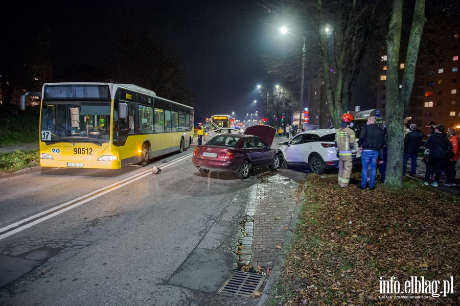 Wypadek trzech aut z autobusem przy Aleja Odrodzenia, fot. 15