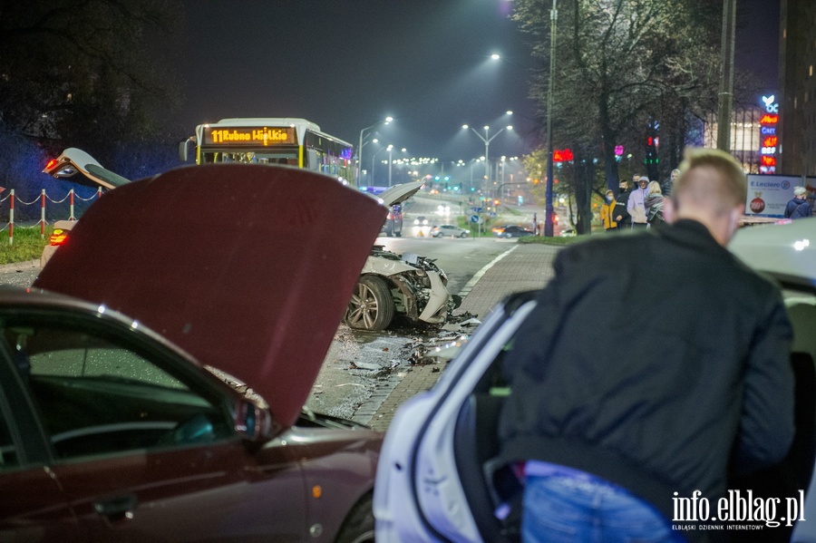 Wypadek trzech aut z autobusem przy Aleja Odrodzenia, fot. 16