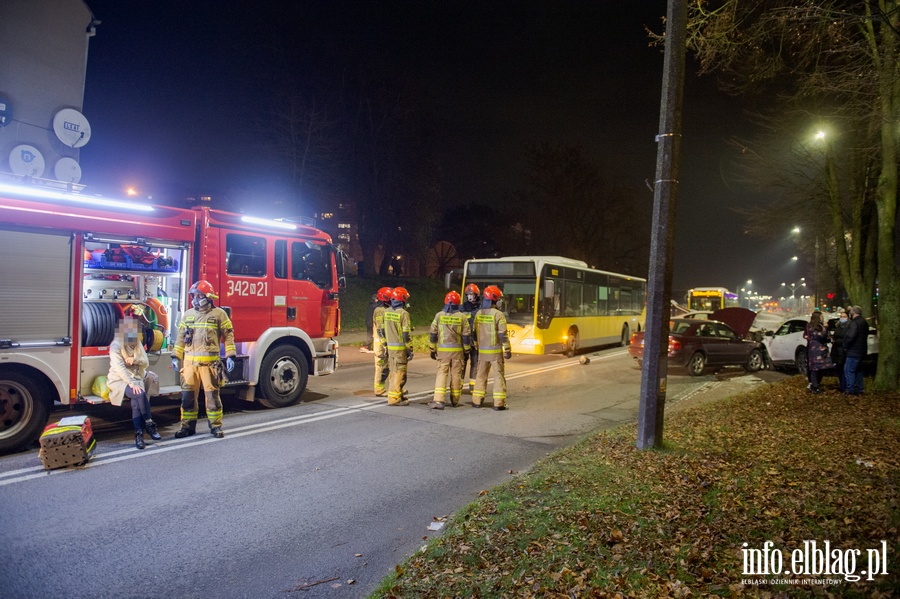 Wypadek trzech aut z autobusem przy Aleja Odrodzenia, fot. 17