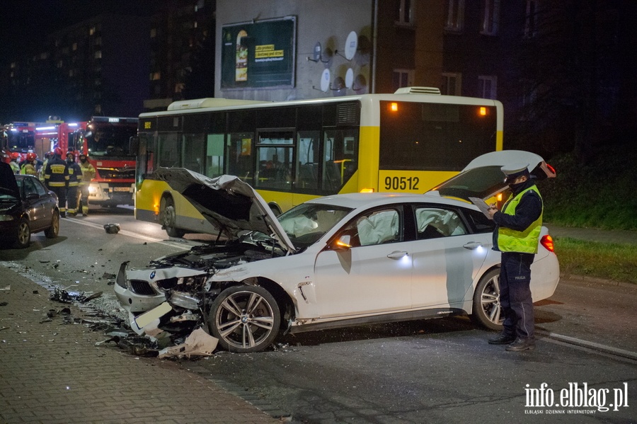 Wypadek trzech aut z autobusem przy Aleja Odrodzenia, fot. 21