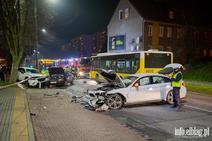 Wypadek trzech aut z autobusem przy Aleja Odrodzenia, fot. 22