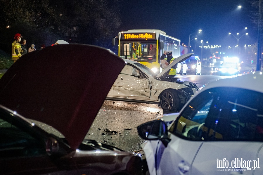 Wypadek trzech aut z autobusem przy Aleja Odrodzenia, fot. 23