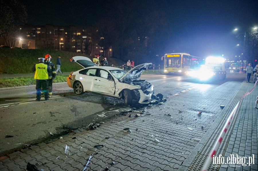 Wypadek trzech aut z autobusem przy Aleja Odrodzenia, fot. 24