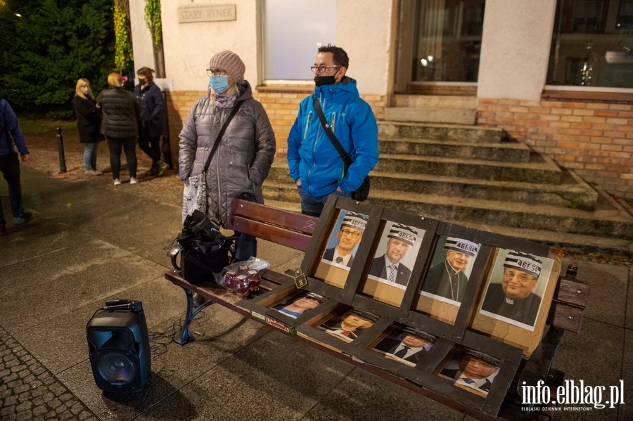 Elblski Strajk Kobiet zorganizowa kolejny protest pt.: ,, Wkurzone za Warszaw ''., fot. 1