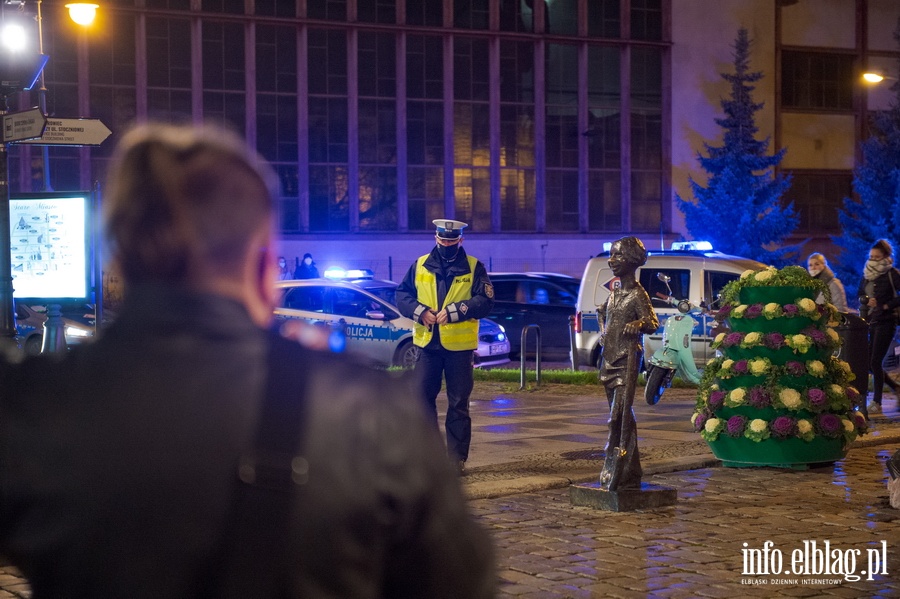 Elblski Strajk Kobiet zorganizowa kolejny protest pt.: ,, Wkurzone za Warszaw ''., fot. 2