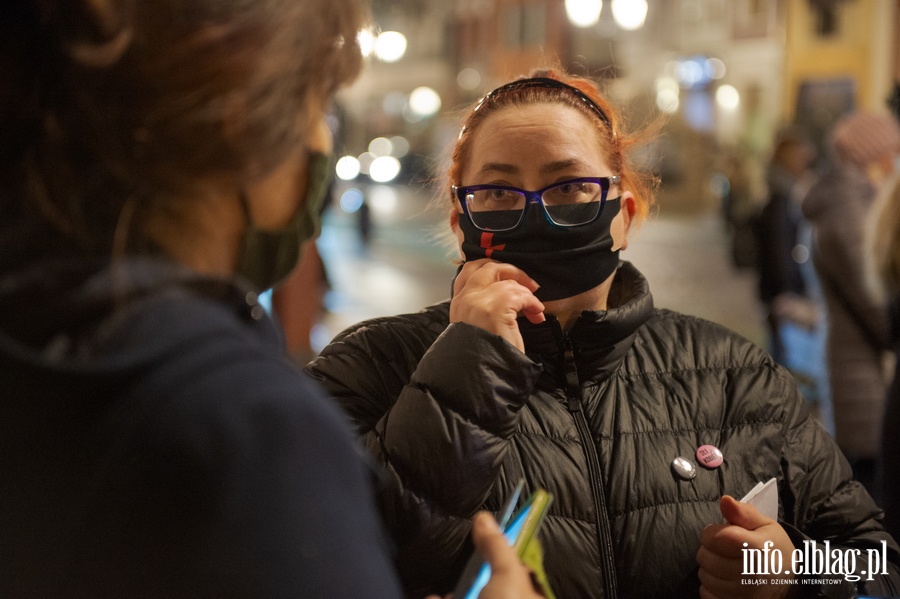 Elblski Strajk Kobiet zorganizowa kolejny protest pt.: ,, Wkurzone za Warszaw ''., fot. 4