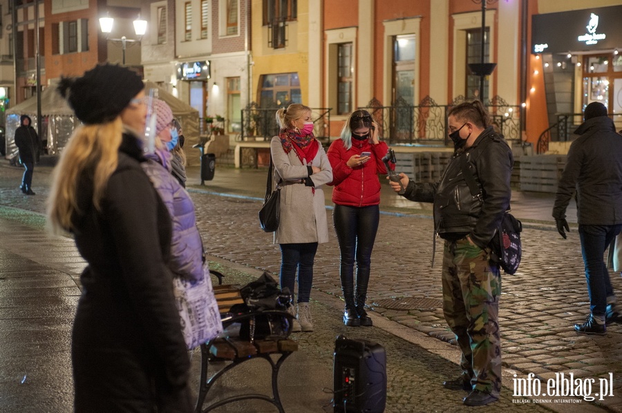 Elblski Strajk Kobiet zorganizowa kolejny protest pt.: ,, Wkurzone za Warszaw ''., fot. 5