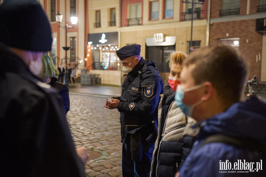 Elblski Strajk Kobiet zorganizowa kolejny protest pt.: ,, Wkurzone za Warszaw ''., fot. 6