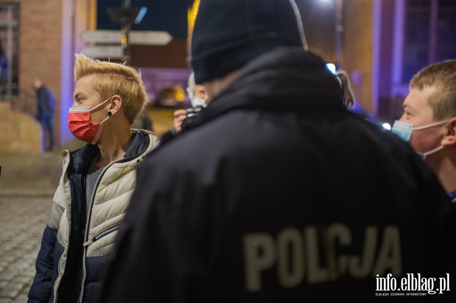 Elblski Strajk Kobiet zorganizowa kolejny protest pt.: ,, Wkurzone za Warszaw ''., fot. 7