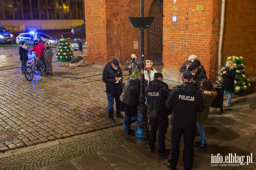 Elblski Strajk Kobiet zorganizowa kolejny protest pt.: ,, Wkurzone za Warszaw ''., fot. 8