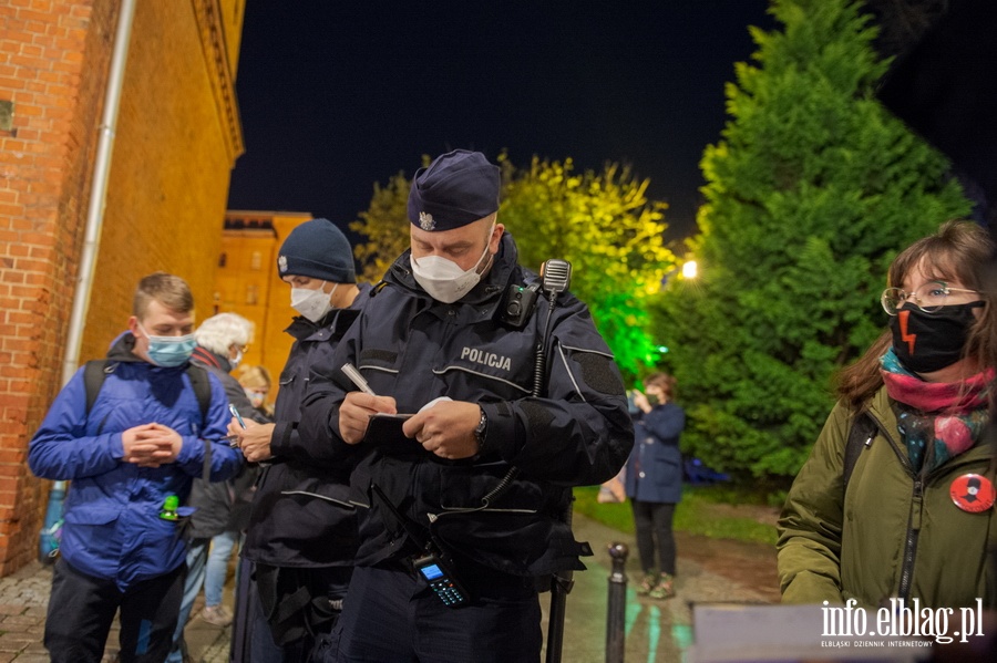 Elblski Strajk Kobiet zorganizowa kolejny protest pt.: ,, Wkurzone za Warszaw ''., fot. 9