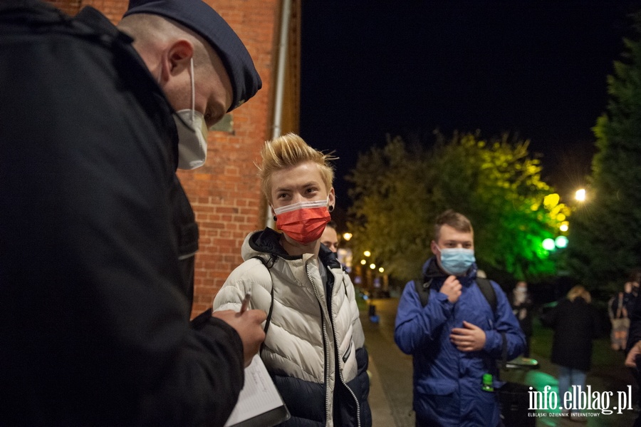 Elblski Strajk Kobiet zorganizowa kolejny protest pt.: ,, Wkurzone za Warszaw ''., fot. 10