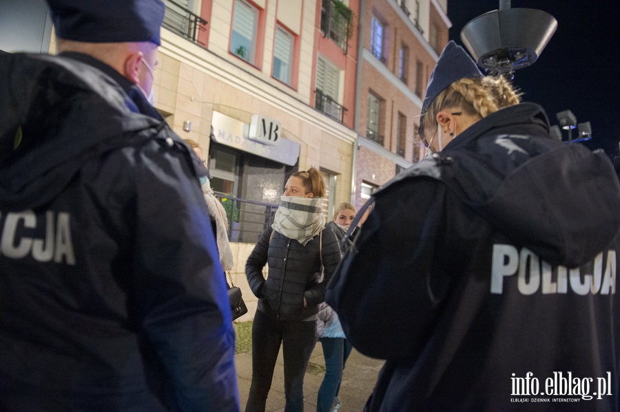 Elblski Strajk Kobiet zorganizowa kolejny protest pt.: ,, Wkurzone za Warszaw ''., fot. 13