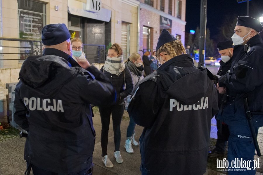 Elblski Strajk Kobiet zorganizowa kolejny protest pt.: ,, Wkurzone za Warszaw ''., fot. 14