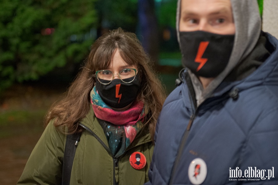 Elblski Strajk Kobiet zorganizowa kolejny protest pt.: ,, Wkurzone za Warszaw ''., fot. 15